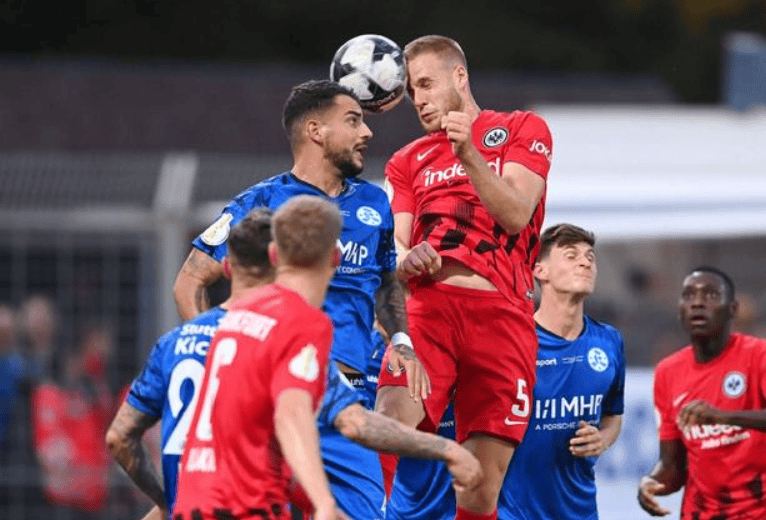 关键时刻德甲焦点战；斯图加特调整名单；态度坚定；赛程密集仍需轮换的简单介绍